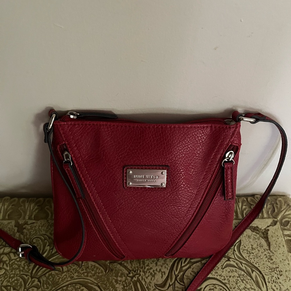 NINE WEST CROSS BODY BAG.